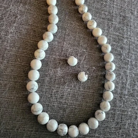 Natural white Howlite necklace and matching earrings - Picture 1 of 2